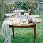 Table de buffet végétarien pour un vin d'honneur pour un mariage